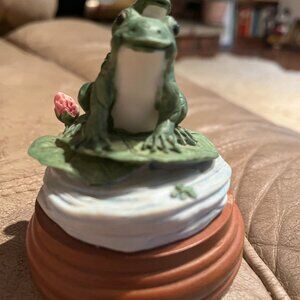 Vintage Westland Frogs Figurine Music box